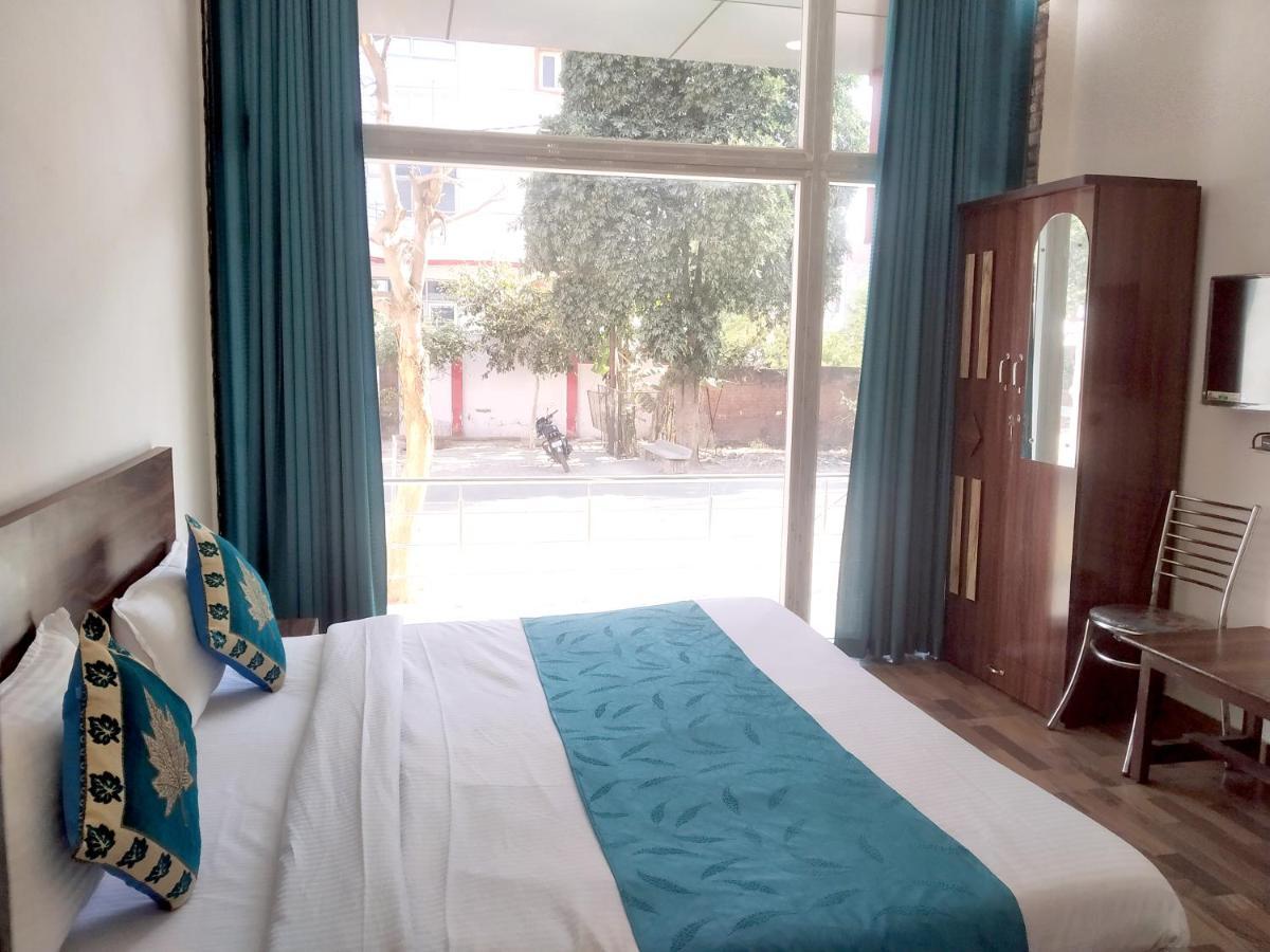 Nv Palace Hotel Vrindāvan Zewnętrze zdjęcie